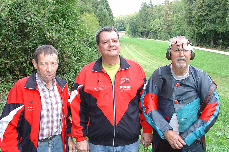 es09_02.jpg - Das Schützenkönigs-Sieger-Trio:v.l.n.r.: 2.Rang: Hanspeter Ehrat, 1.Platz: Marco Lucignoli, 3.Platz: Ewald Brühlmann